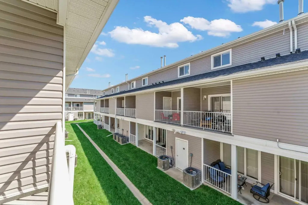 156 Somerset Lane SE Medicine Hat AB T1B0E6