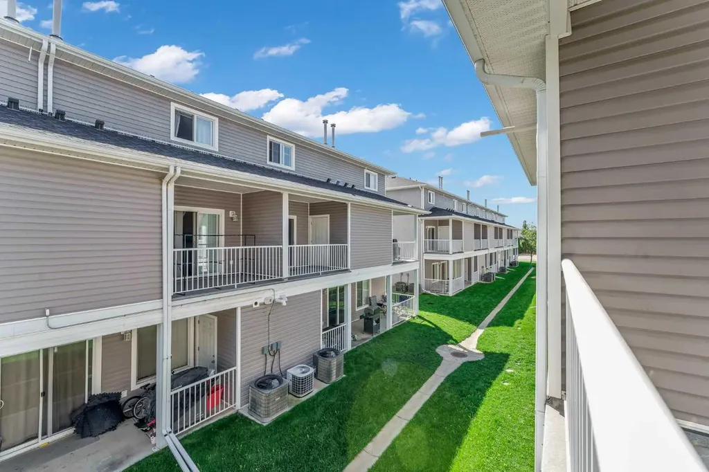 156 Somerset Lane SE Medicine Hat AB T1B0E6