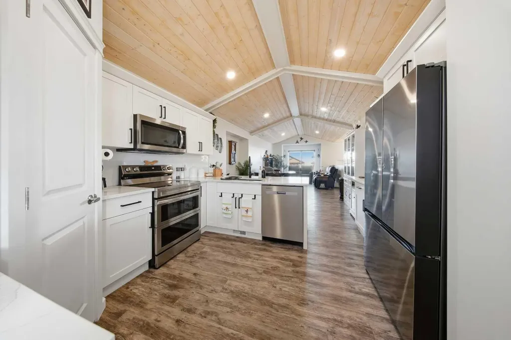 69 Mackenzie Avenue Lacombe AB T4L 0H9