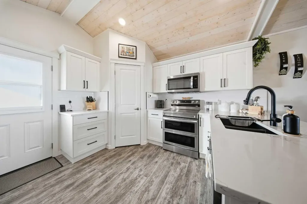69 Mackenzie Avenue Lacombe AB T4L 0H9
