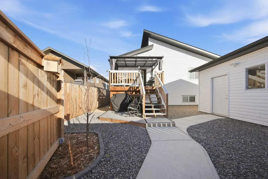 69 Mackenzie Avenue Lacombe AB T4L 0H9