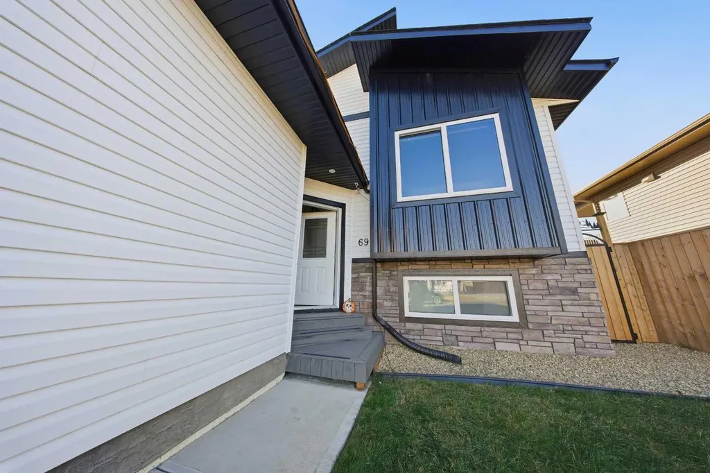 69 Mackenzie Avenue Lacombe AB T4L 0H9