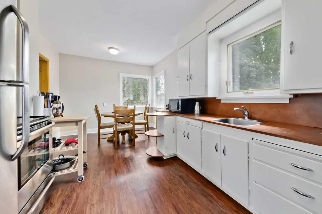 617 17 Avenue NE Calgary AB T2E 1M4