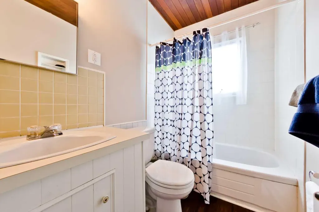 617 17 Avenue NE Calgary AB T2E 1M4