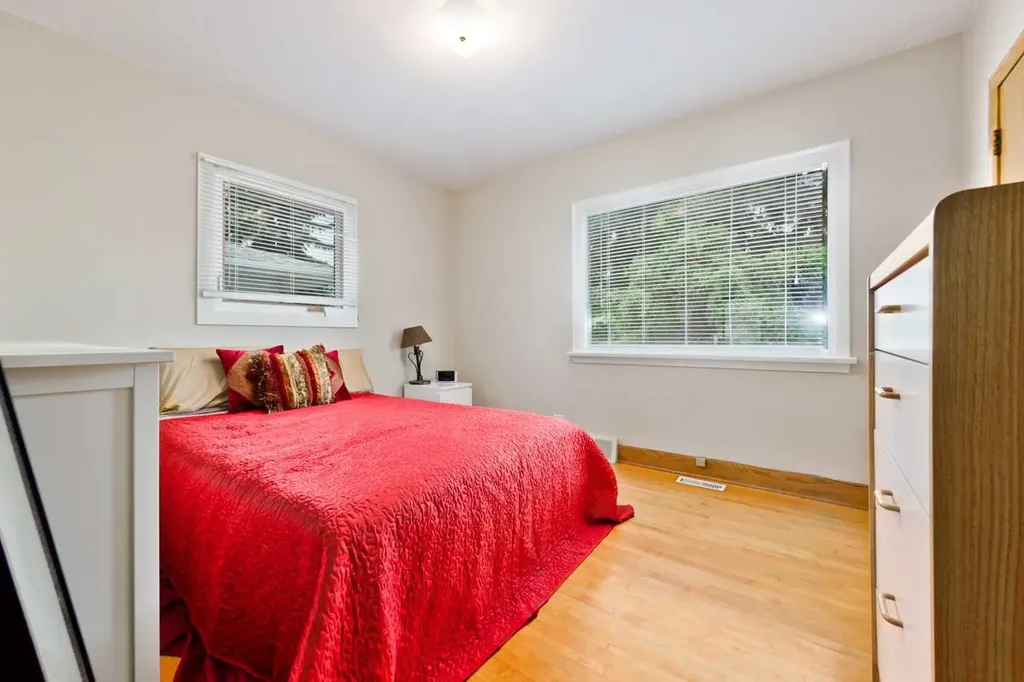 617 17 Avenue NE Calgary AB T2E 1M4