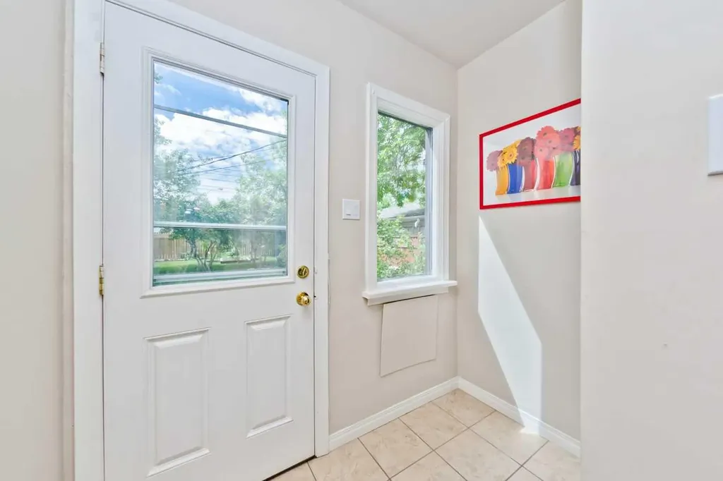 617 17 Avenue NE Calgary AB T2E 1M4