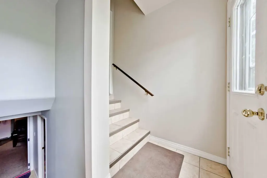 617 17 Avenue NE Calgary AB T2E 1M4