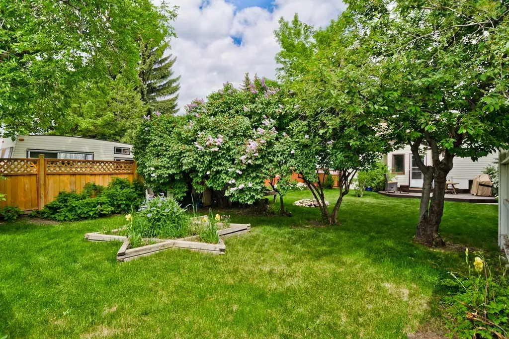 617 17 Avenue NE Calgary AB T2E 1M4