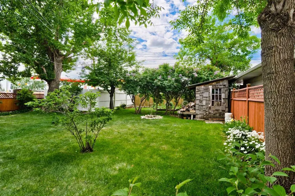 617 17 Avenue NE Calgary AB T2E 1M4