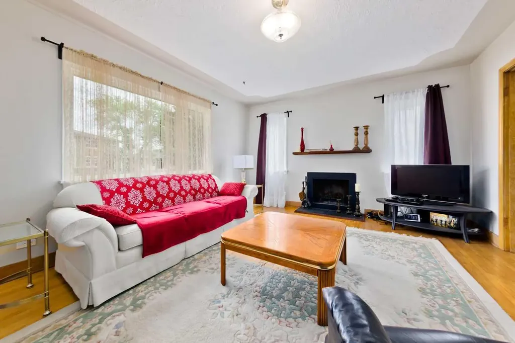 617 17 Avenue NE Calgary AB T2E 1M4