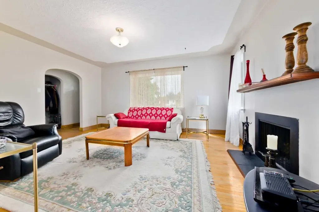 617 17 Avenue NE Calgary AB T2E 1M4