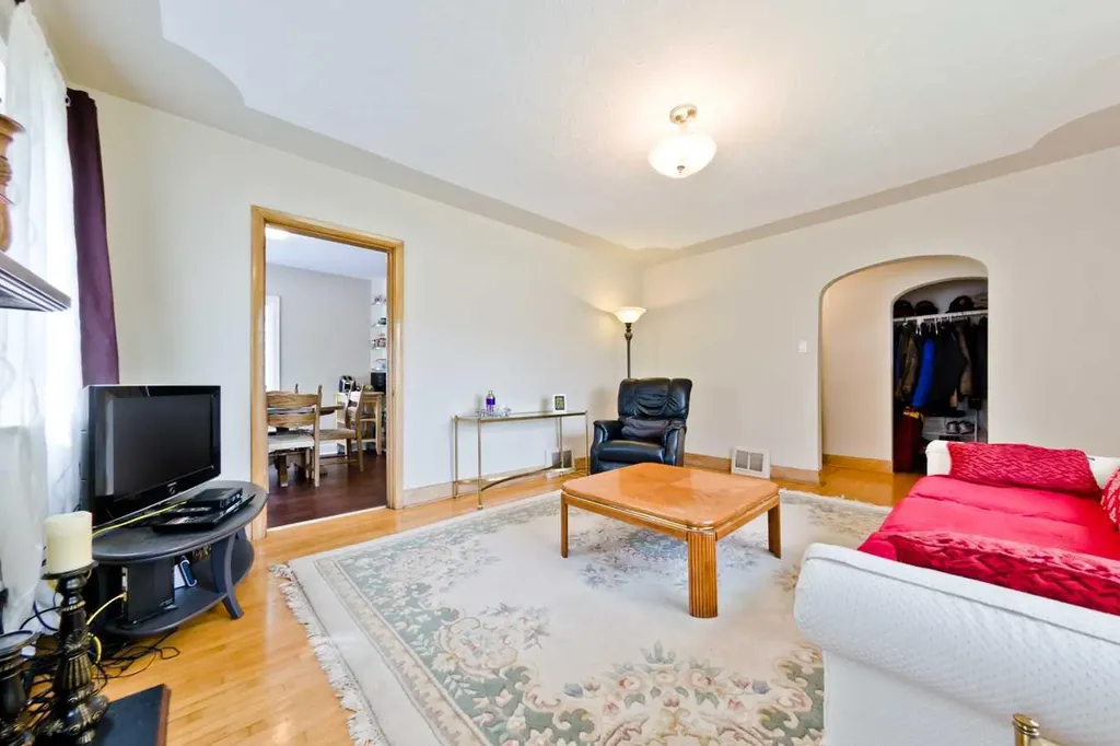 617 17 Avenue NE Calgary AB T2E 1M4