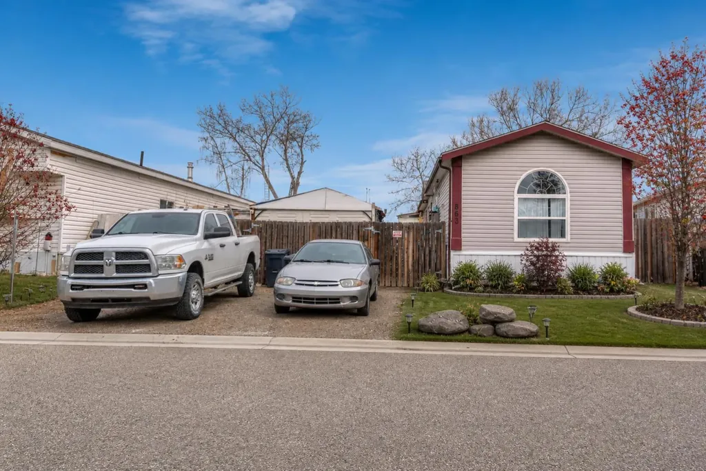 863 Brentwood Crescent Strathmore AB T1P 1E5
