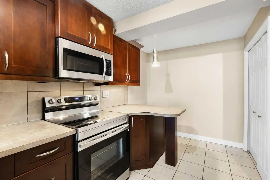 2010 35 Avenue SW Calgary AB T2T 2E1