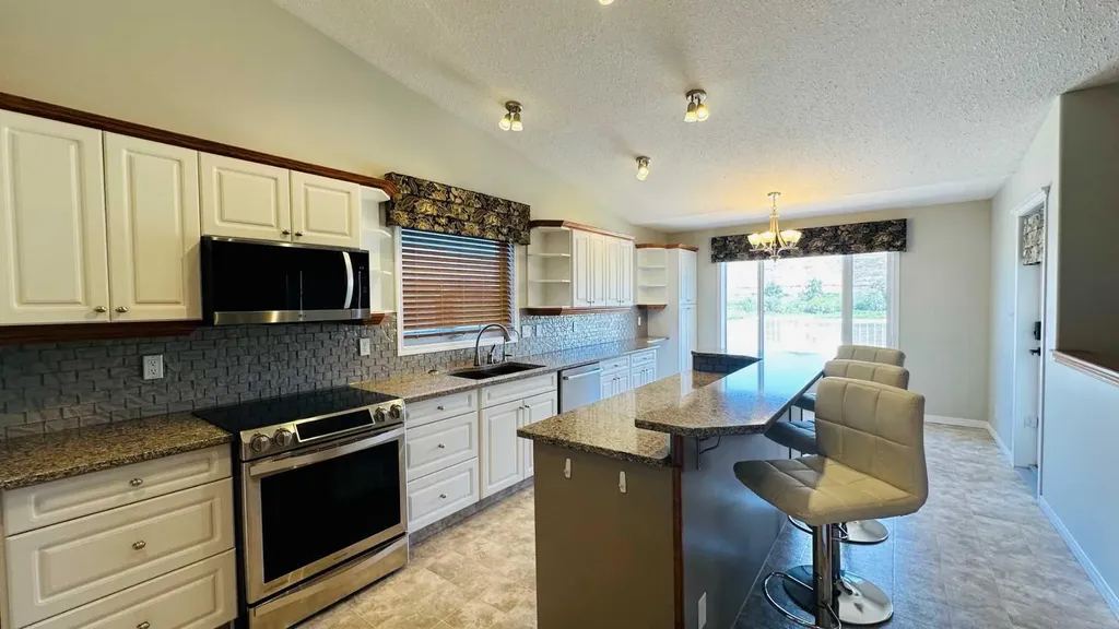 24 Willow Point Drumheller AB T0J0Y5