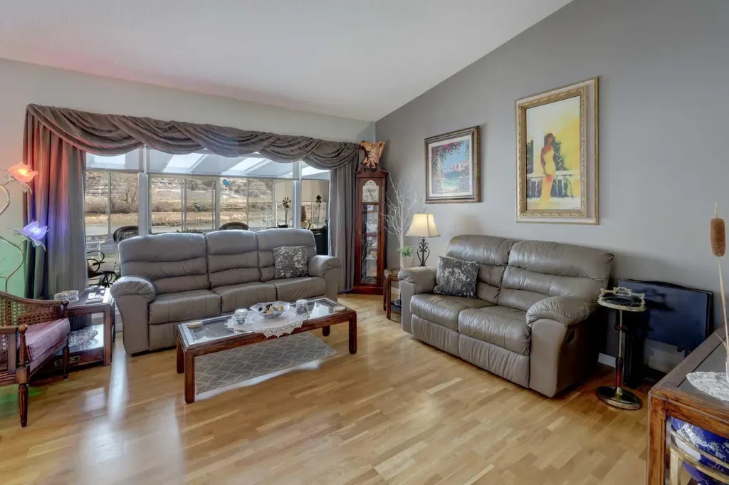 24 Willow Point Drumheller AB T0J0Y5