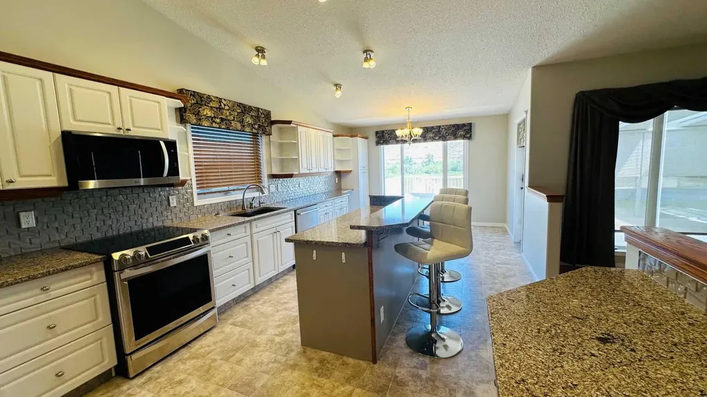 24 Willow Point Drumheller AB T0J0Y5