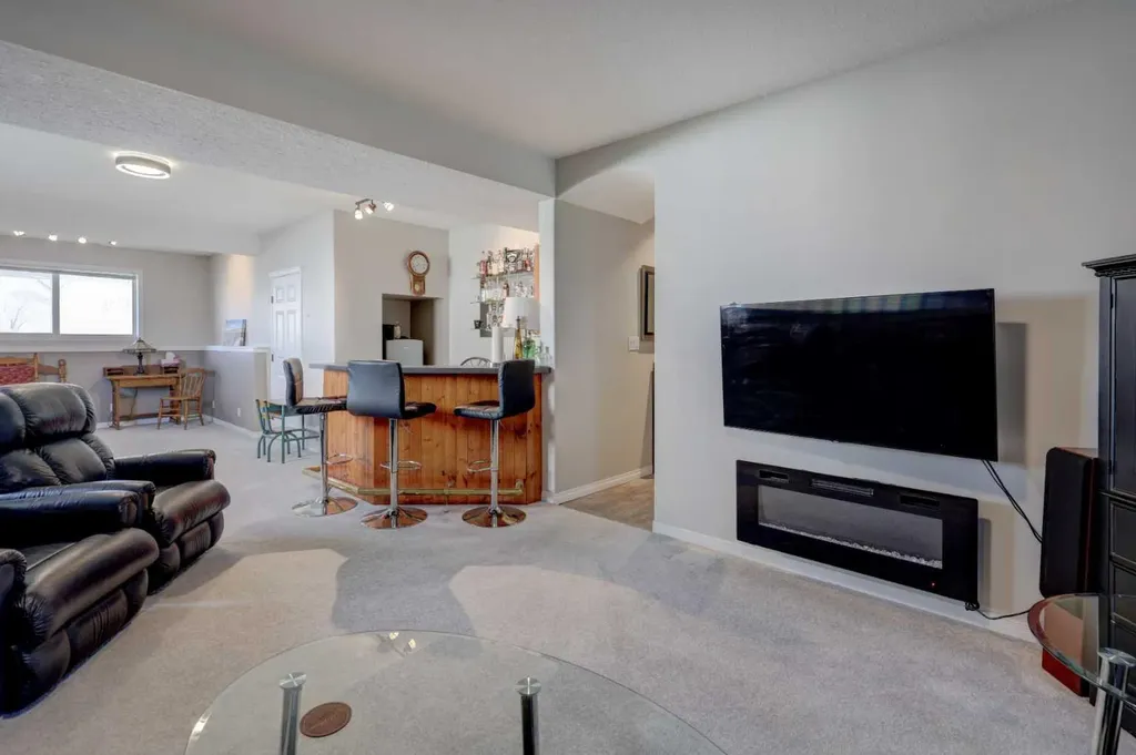 24 Willow Point Drumheller AB T0J0Y5