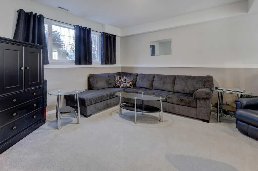 24 Willow Point Drumheller AB T0J0Y5