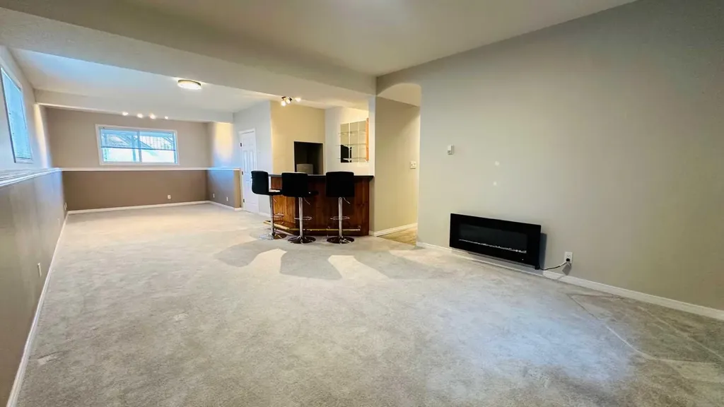 24 Willow Point Drumheller AB T0J0Y5