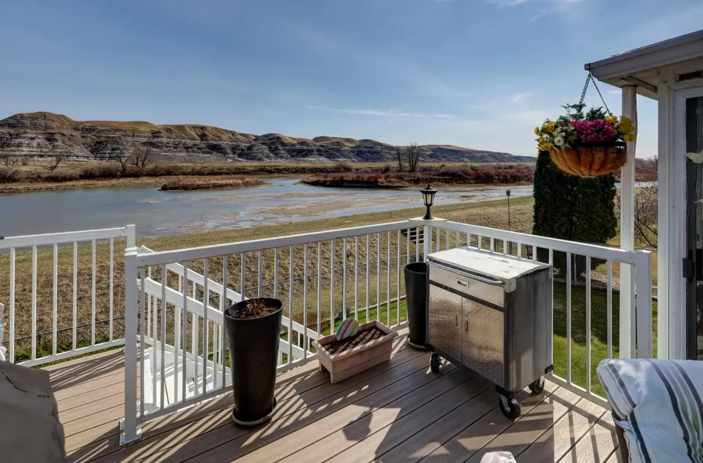24 Willow Point Drumheller AB T0J0Y5