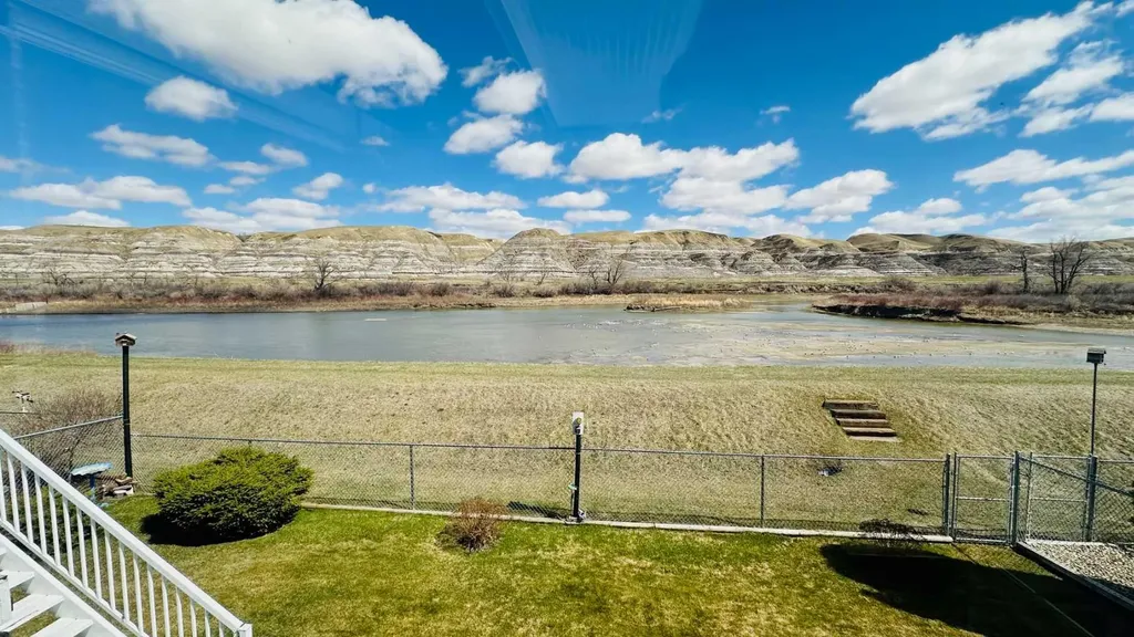 24 Willow Point Drumheller AB T0J0Y5