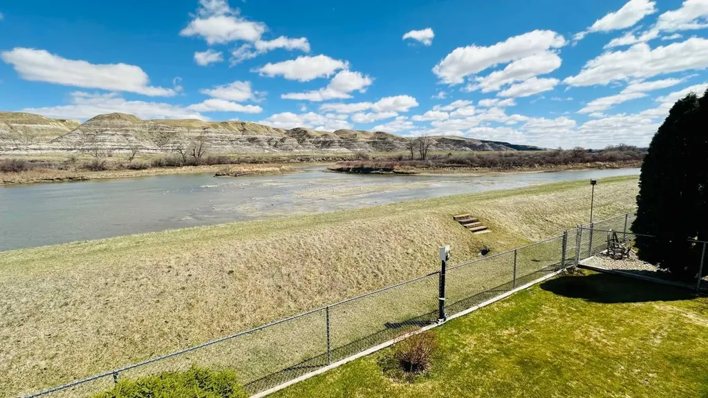 24 Willow Point Drumheller AB T0J0Y5