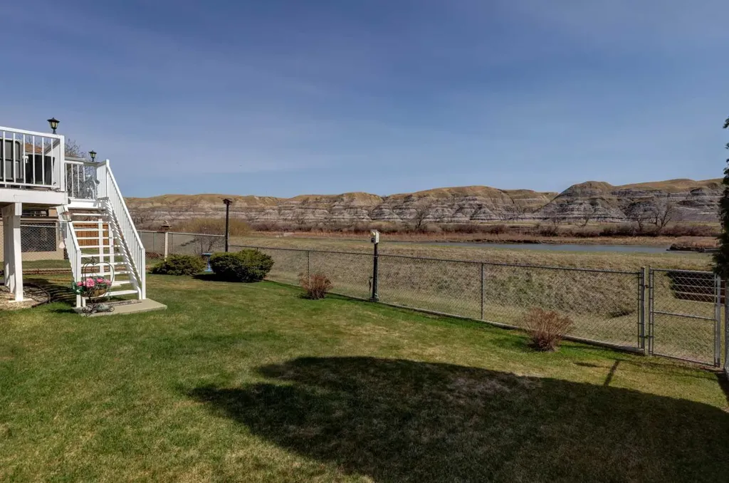 24 Willow Point Drumheller AB T0J0Y5