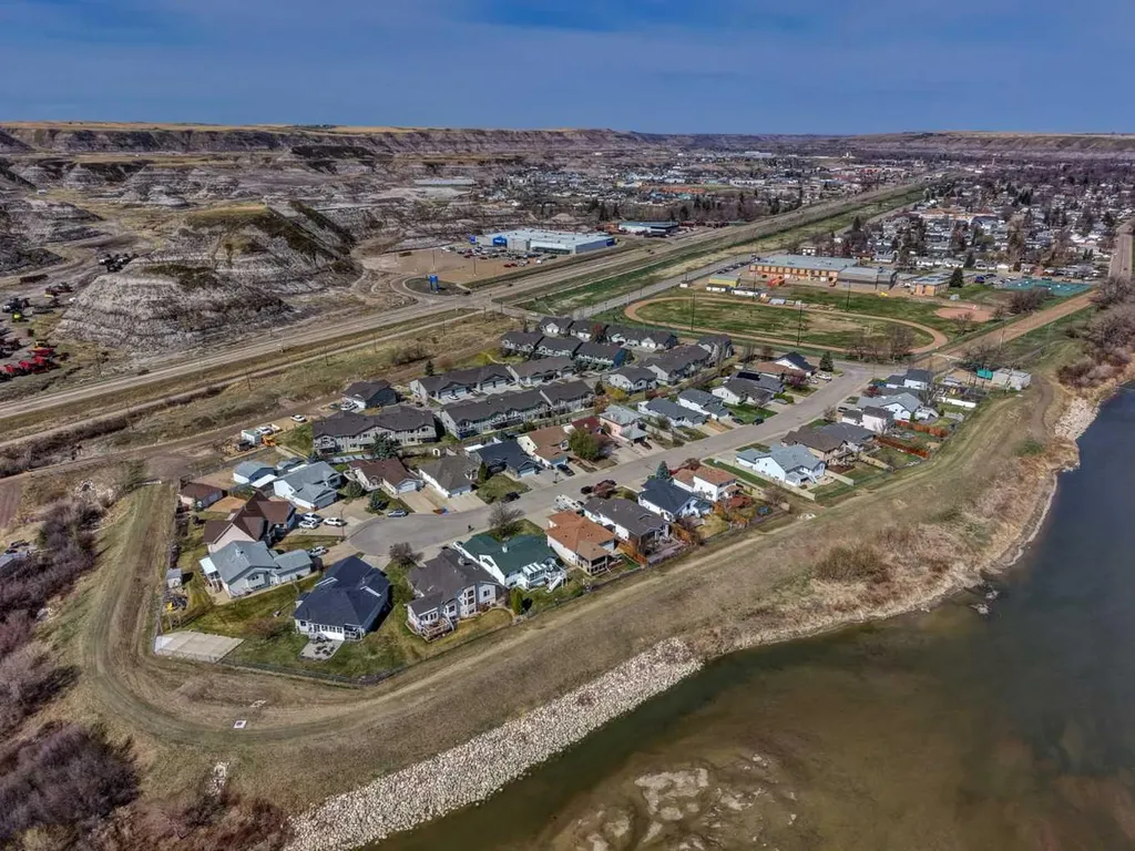 24 Willow Point Drumheller AB T0J0Y5
