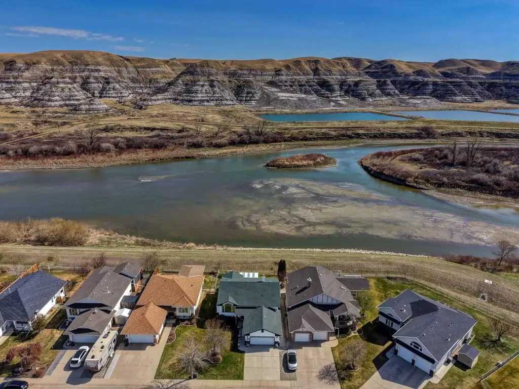 24 Willow Point Drumheller AB T0J0Y5