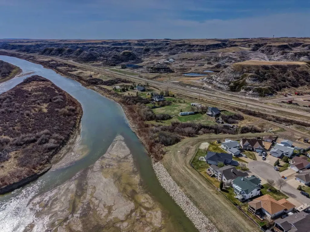 24 Willow Point Drumheller AB T0J0Y5