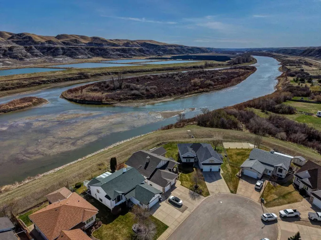 24 Willow Point Drumheller AB T0J0Y5