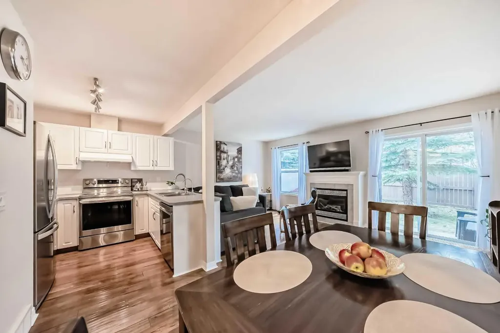 103 Everstone Place SW Calgary AB T2Y 4H7