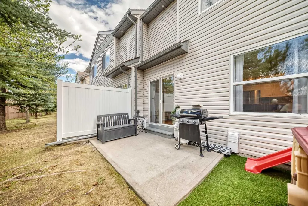 103 Everstone Place SW Calgary AB T2Y 4H7