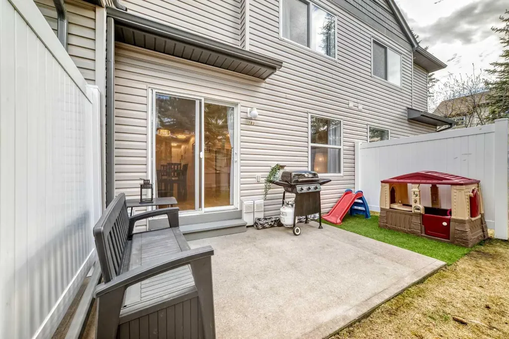 103 Everstone Place SW Calgary AB T2Y 4H7