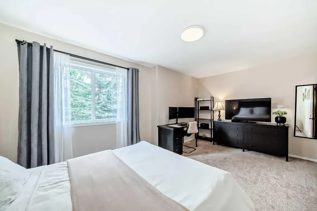 103 Everstone Place SW Calgary AB T2Y 4H7