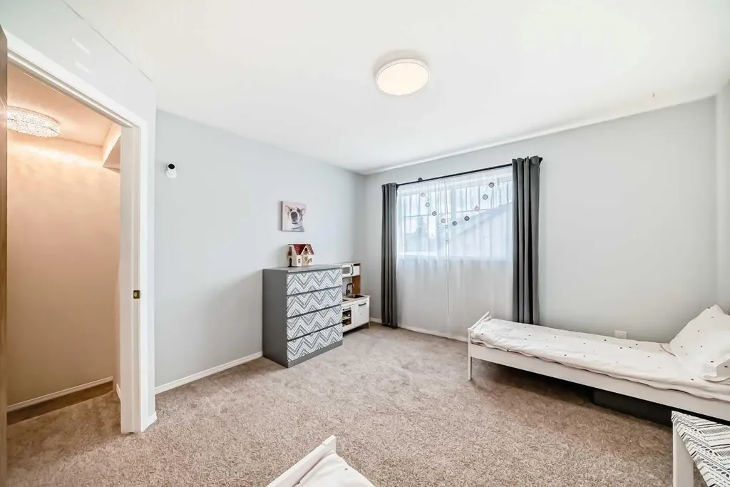 103 Everstone Place SW Calgary AB T2Y 4H7