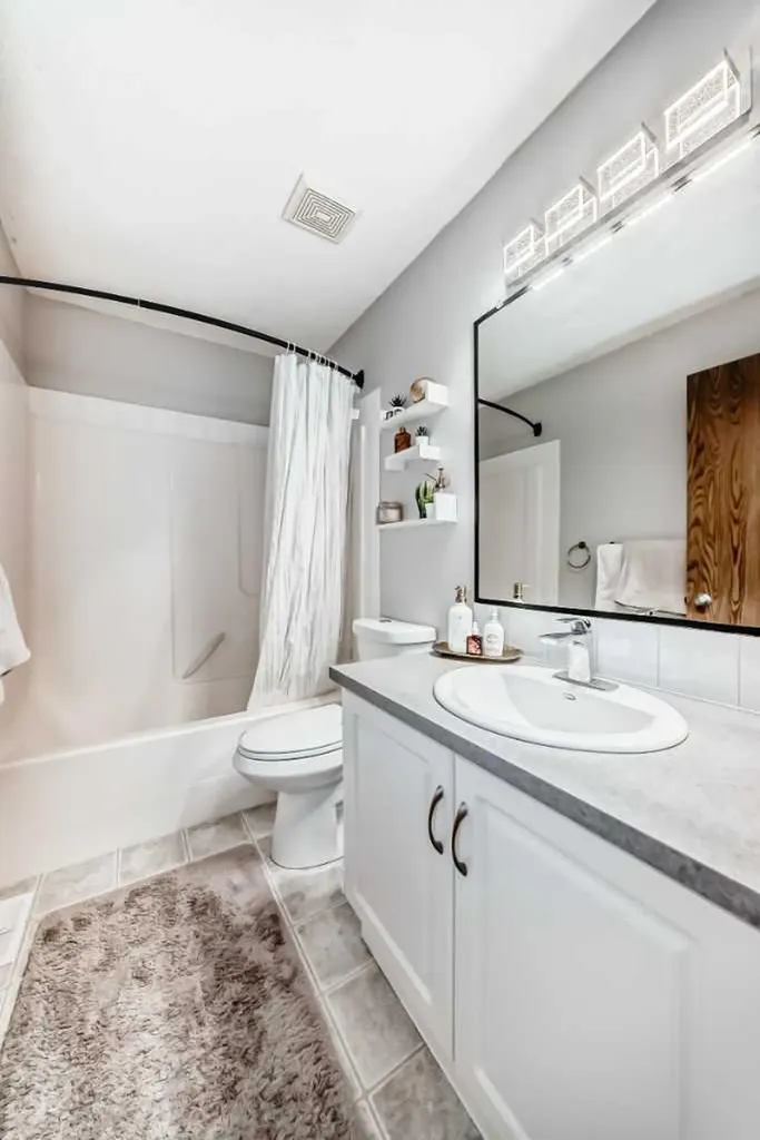 103 Everstone Place SW Calgary AB T2Y 4H7