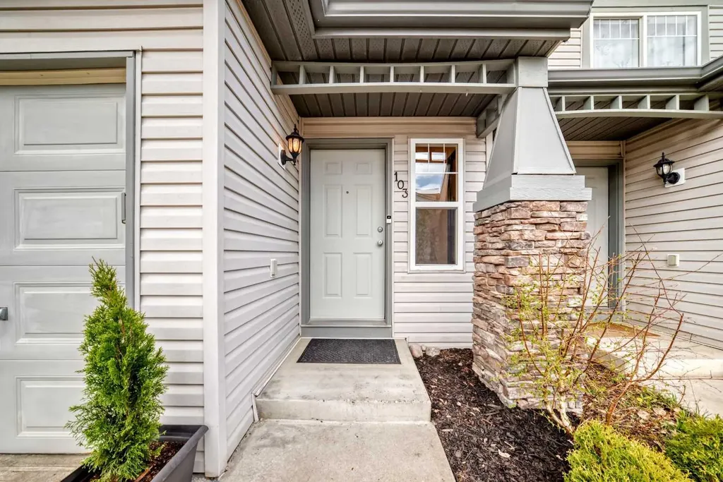 103 Everstone Place SW Calgary AB T2Y 4H7