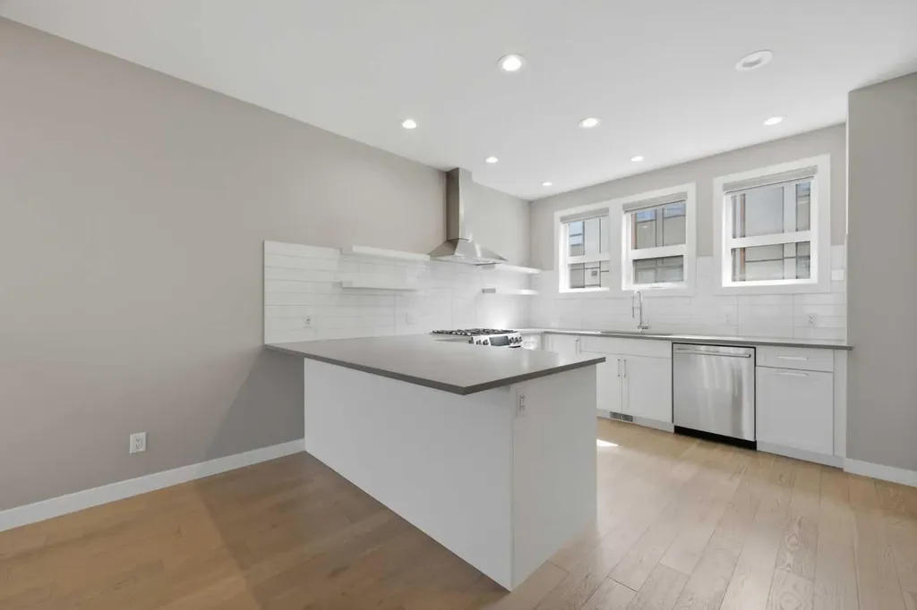 4065 32 Avenue NW Calgary AB T3B 6G6