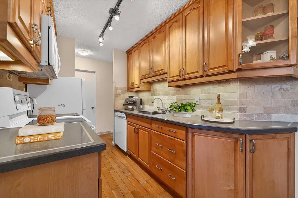 508 Cedar Crescent SW Calgary AB T3C 2Y8