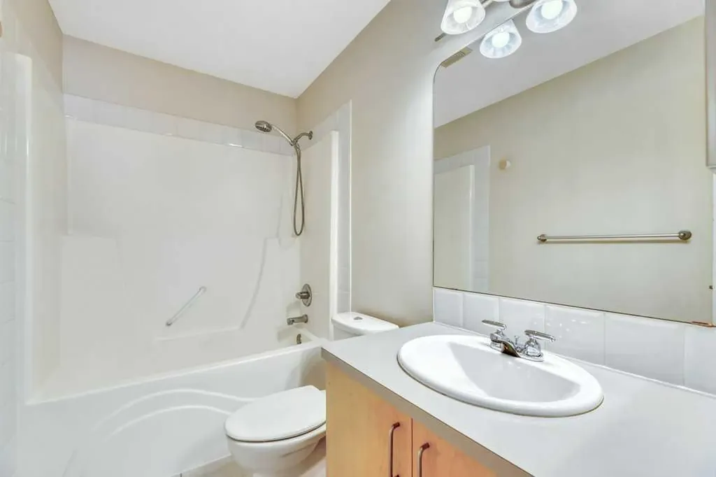 151 Everhollow Way SW Calgary AB T2Y 4R7