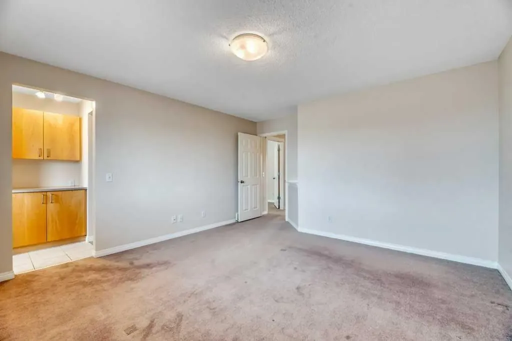 151 Everhollow Way SW Calgary AB T2Y 4R7