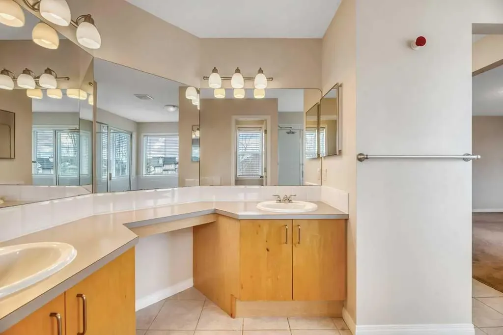 151 Everhollow Way SW Calgary AB T2Y 4R7