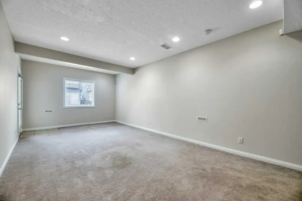 151 Everhollow Way SW Calgary AB T2Y 4R7
