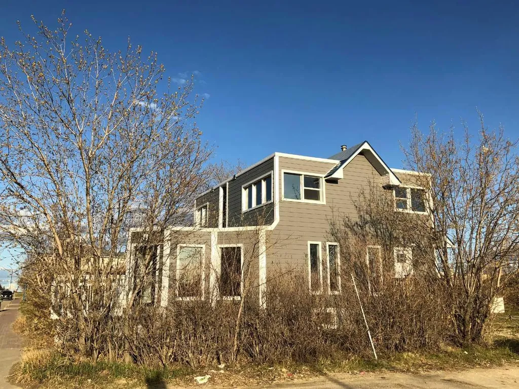 9731 100 Avenue Grande Prairie AB T8V 0T5