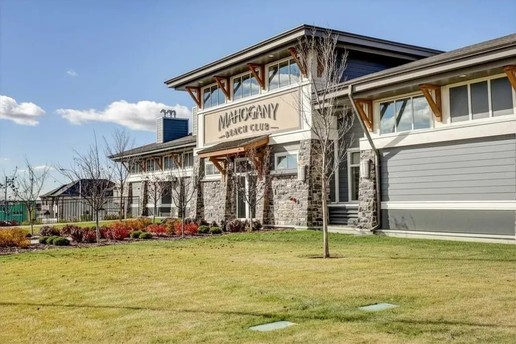 216 Mahogany Grove SE Calgary AB T3M 1W8