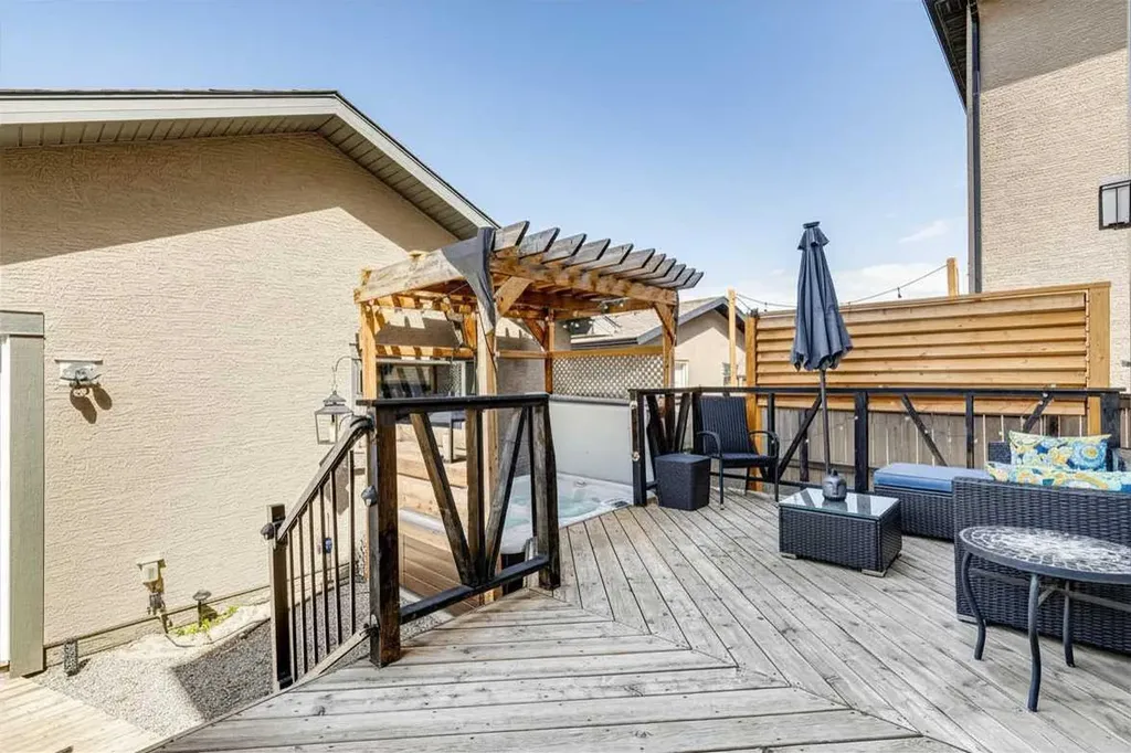 216 Mahogany Grove SE Calgary AB T3M 1W8