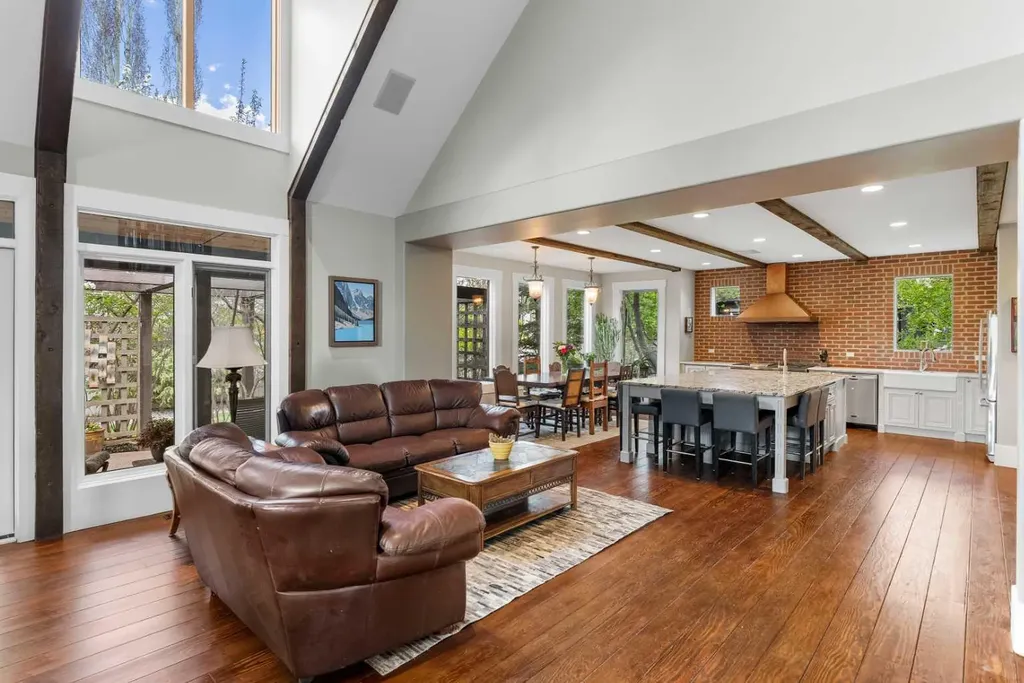 12821 Canso Crescent SW Calgary AB T2W 3B1