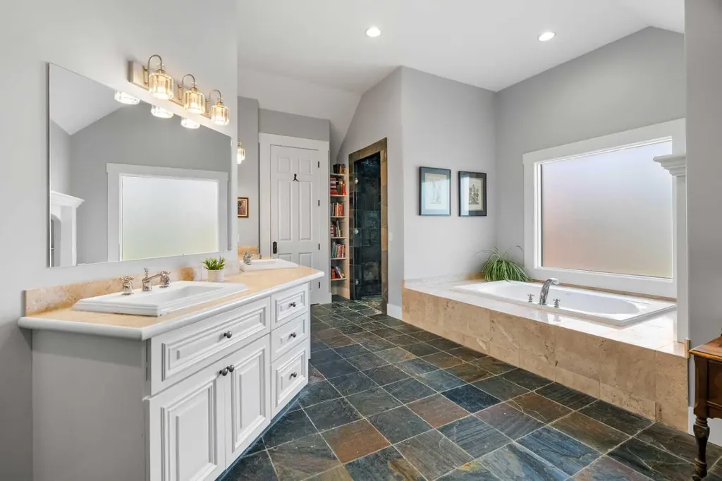 12821 Canso Crescent SW Calgary AB T2W 3B1